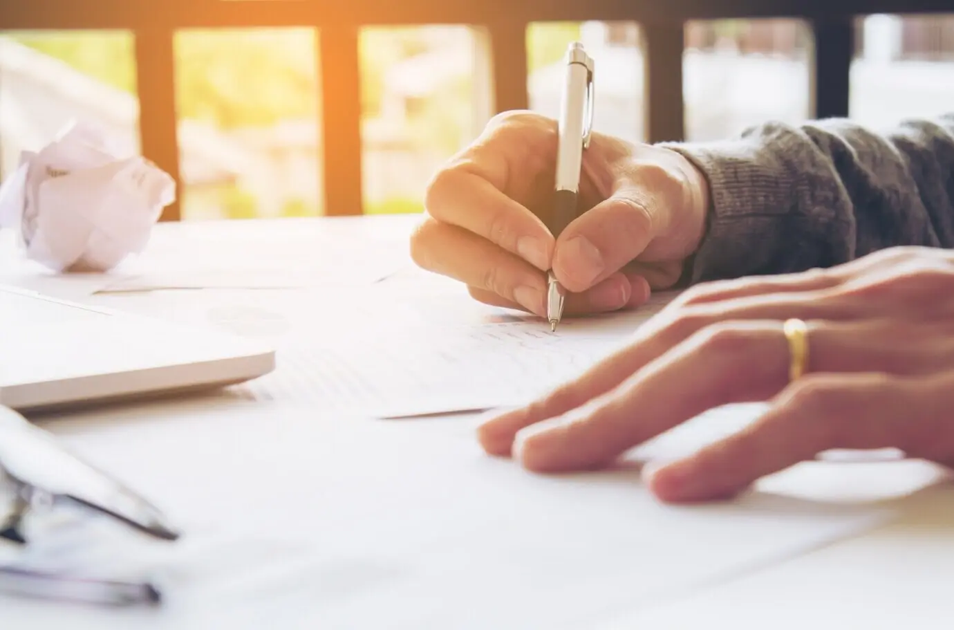 Firma de un empresario en un documento.