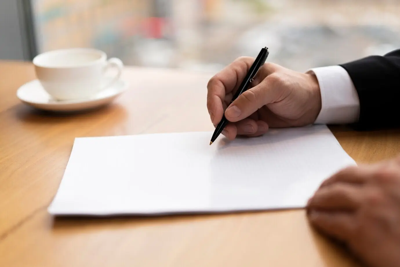 Primer plano de un hombre de negocios tomando notas